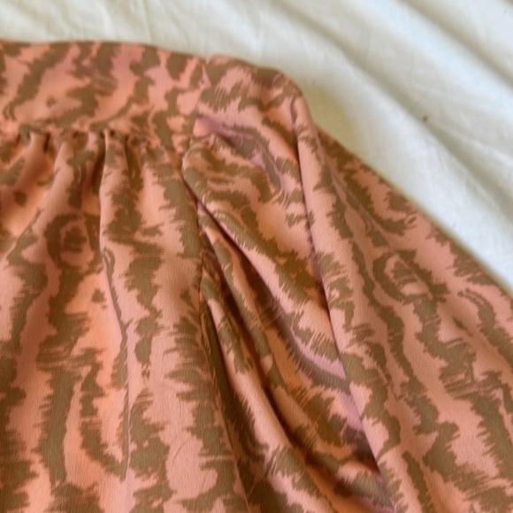 ELIZABETH AND JAMES Women’s Peach Print Drop Button-Front Top size M - Picture 5 of 6